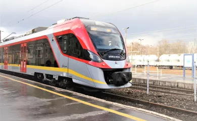 zdjęcie przedstawia pociąg ŁKA na stacji w Tomaszowie Mazowieckim