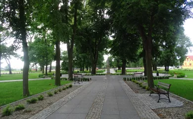 zdjęcie przedstawia park przy Sanktuarium św. Anny w Smardzewicach